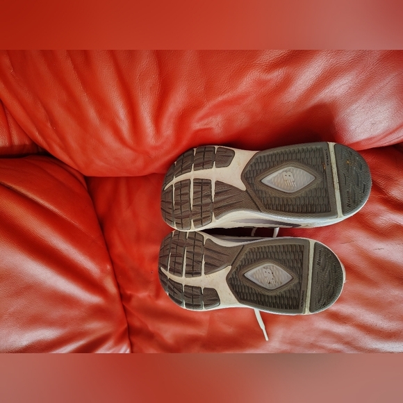 New Balance Cream Sneakers - Picture 5 of 5